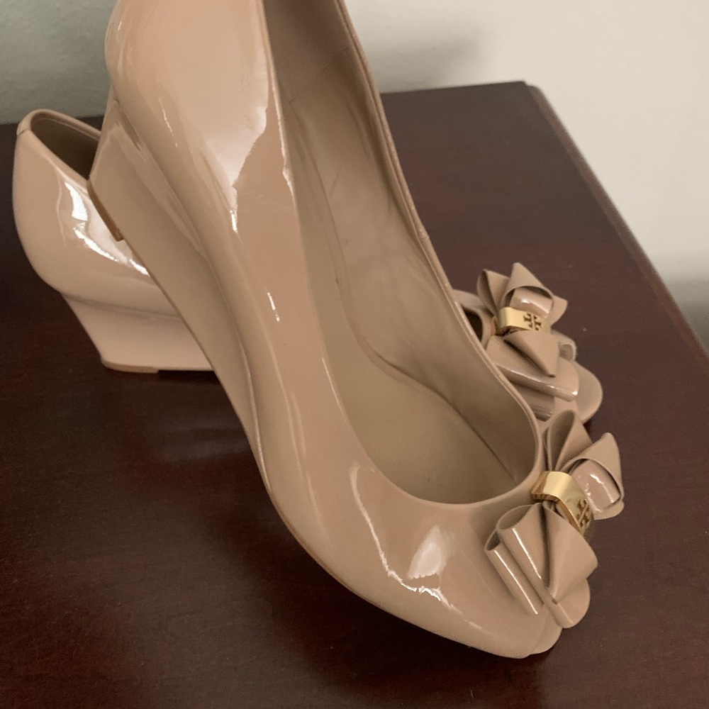 Tory Burch Nude Patent Leather Bow Wedge Pumps
